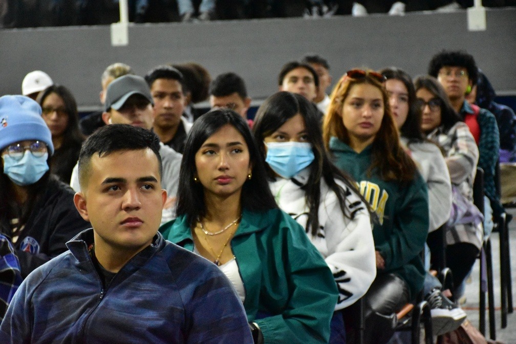 Estudiantes en evento en el auditorio multipropósito de la UPN.